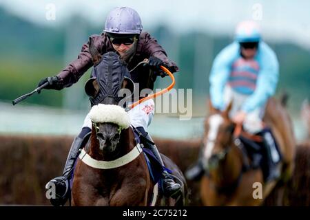 Grand Coureur, monté par le jockey Paddy Brennan (à gauche) sur le chemin de gagner la signalétique de détail au signsolutions.org handicap Chase à l'hippodrome de Southwell. Banque D'Images