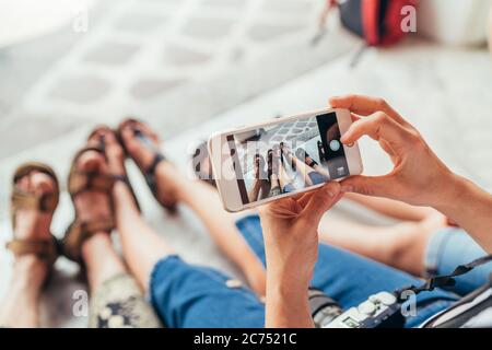 Une famille touristique prend en photo ses jambes fatiguées après une visite à pied Banque D'Images