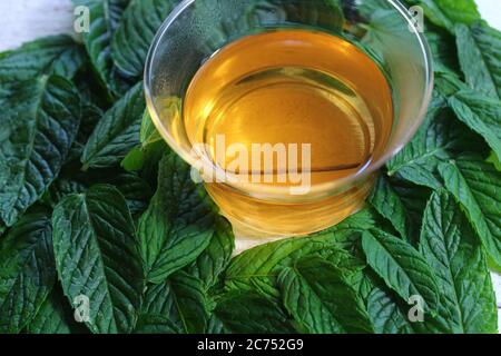 La photo montre le thé à la menthe et les feuilles de menthe poivrée Banque D'Images