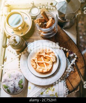 Café du matin avec biscuits. Style de vie romantique vintage le matin Banque D'Images