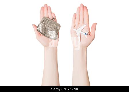 Avion passager et portefeuille sur les paumes femelles sur un fond clair. Vols bon marché. Banque D'Images