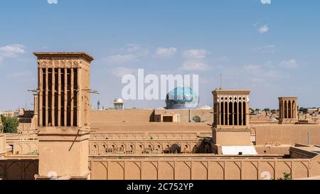 Yazd, Iran - Mai 2019 : Yazd paysage urbain avec de vieux bâtiments en briques et des badgeurs tours accrocheuses du vent à Yazd, Iran. Banque D'Images