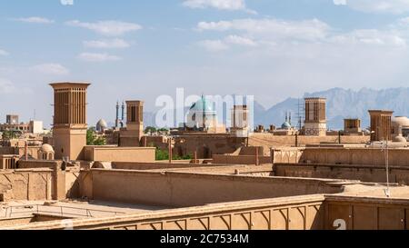 Yazd, Iran - Mai 2019 : Yazd paysage urbain avec de vieux bâtiments en briques et des badgeurs tours accrocheuses du vent à Yazd, Iran. Banque D'Images