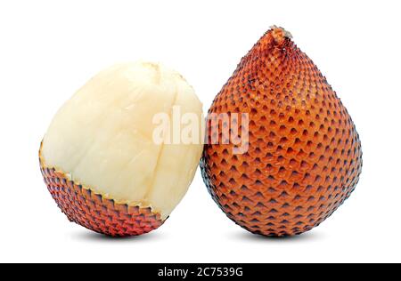 Snack peau de fruits ou de fruits de Salak isolés sur fond blanc Banque D'Images