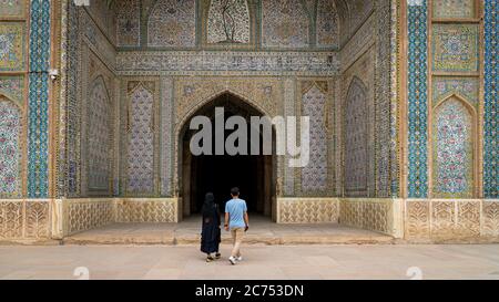 Shiraz, Iran - Mai 2019 : couple non identifié marchant vers la salle de prière de la mosquée Vakil, Chabestan. Vakil signifie régent, titre de Karim Khan Banque D'Images