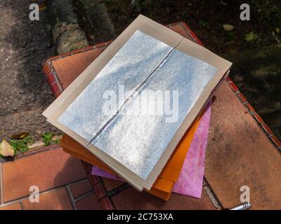 Pile de papier de jos chinois d'argent alias argent fantôme, argent d'esprit ou billets de banque d'enfer qui est utilisé pour le culte ancestral ou la prière Banque D'Images