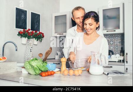 Ambiance familiale - processus de cuisson, les marieds font le petit déjeuner ensemble Banque D'Images