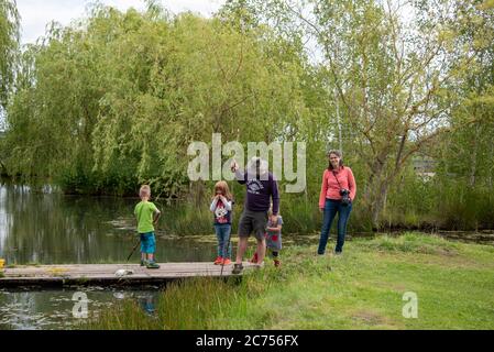 Bertingen, Allemagne. 06e juillet 2020. Une famille passant ses vacances dans le village tipi de Bertingen est à la recherche de 'nuggets d'or' dans le Silbersee. Les touristes peuvent passer la nuit au camping indien, ce qui n'a pas été possible pendant longtemps à cause de Corona. Credit: Stephan Schulz/dpa-Zentralbild/ZB/dpa/Alay Live News Banque D'Images