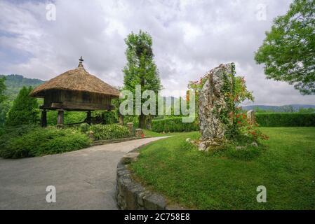 Ancienne grange relevée sur des piliers en pierre et avec toit de chaume appelé horreo en Galice Banque D'Images