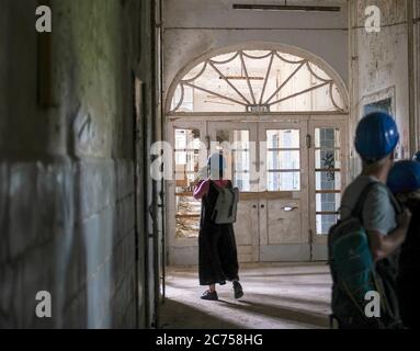 10 juillet 2020, Brandebourg, Beelitz: Sur la zone des anciens sanatoriums pulmonaires à Beelitz-Heilstätten, des visites guidées des bâtiments énumérés sont proposées, comme ici dans le bâtiment de la chirurgie. Le sentier de 320 mètres de long de la cime d'arbres « Tree and Time » est également situé sur le terrain. Photo: Jens Kalaene/dpa-Zentralbild/ZB Banque D'Images