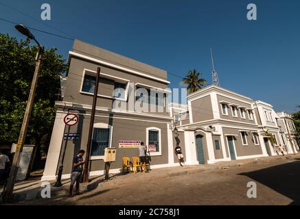 Pondichéry. Inde - février 2020 : ancienne architecture française sur une rue calme par un beau temps avec un ciel bleu dans le vieux quartier de Pondichéry. Banque D'Images