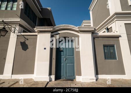 Pondichéry, Inde - février 2020 : porte d'une maison française d'époque, de couleur bleu pâle, peinte en gris et blanc dans le vieux quartier de Pondichéry. Banque D'Images