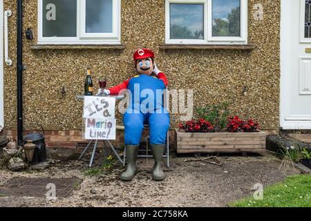 Fracas de nouveauté sur la maison extérieure pendant le festival annuel des fracas dans le village de Holwell, près de Hitchin, Hertfordshire. Banque D'Images