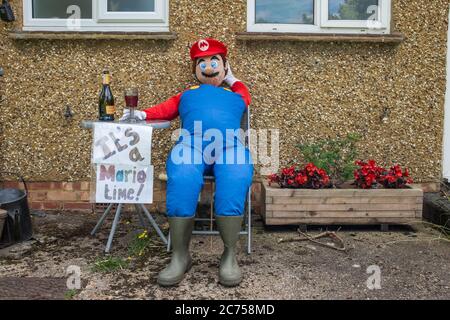 Fracas de nouveauté sur la maison extérieure pendant le festival annuel des fracas dans le village de Holwell, près de Hitchin, Hertfordshire. Banque D'Images