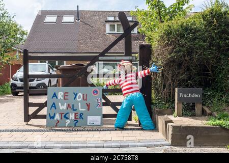 Fracas de nouveauté sur la maison extérieure pendant le festival annuel des fracas dans le village de Holwell, près de Hitchin, Hertfordshire. Banque D'Images