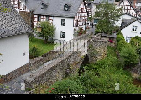 Ancien pont 'Jakobsbrücke' dans le Monreal médiéval Banque D'Images