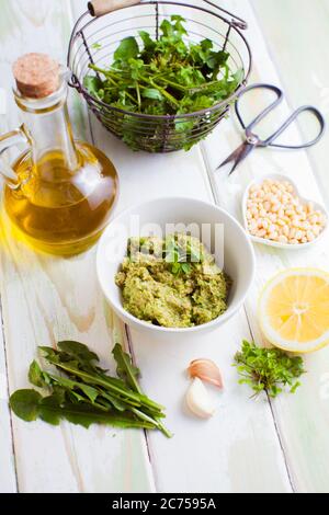 Pesto aux herbes sauvages sur la table blanche Banque D'Images