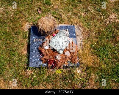 Une pierre tombale avec des hommages au cimetière de Cheshunt, en Angleterre. Banque D'Images