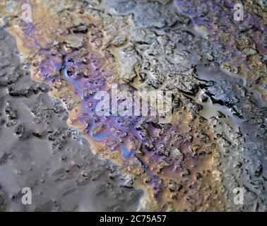 L'essence s'écoule sur la chaussée. Banque D'Images