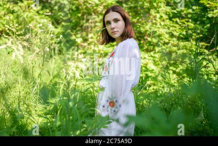 Portrait plein air de belle jeune femme dans le parc. Focus sélectif. Banque D'Images