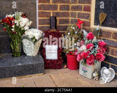 Une pierre tombale avec des hommages au cimetière de Cheshunt, en Angleterre. Banque D'Images