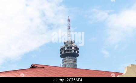 Johannesburg, Afrique du Sud - octobre 2019 : tour de télévision Hillbrow au-dessus du centre-ville de Johannesburg en Afrique du Sud Banque D'Images
