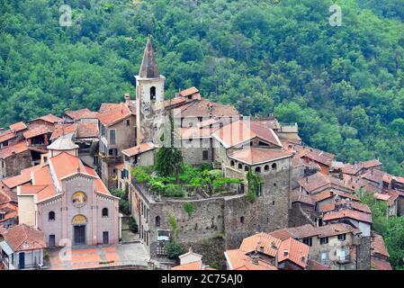 apricale village médiéval dans la province d'Imperia Italie Banque D'Images