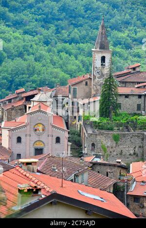 apricale village médiéval dans la province d'Imperia Italie Banque D'Images