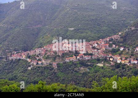 apricale village médiéval dans la province d'Imperia Italie Banque D'Images