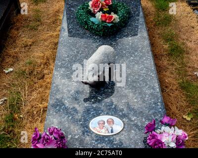 Une pierre tombale avec des hommages au cimetière de Cheshunt, en Angleterre. Banque D'Images