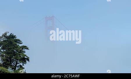 San Francisco, USA - août 2019 : Golden Gate Bridge dans le brouillard Banque D'Images