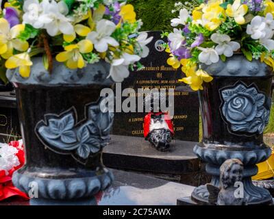 Une pierre tombale avec des hommages au cimetière de Cheshunt, en Angleterre. Banque D'Images