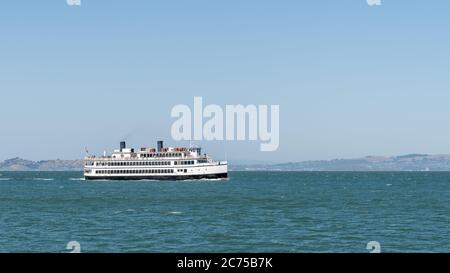 San Francisco, Californie, États-Unis - août 2019 : bateaux touristiques en tournée vers et depuis Alcatraz dans la baie de San Francisco, Californie, États-Unis. Banque D'Images
