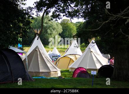 Terrain de camping avec tentes, tipis et tente de cloche dans un campement de festival, Norfolk Banque D'Images