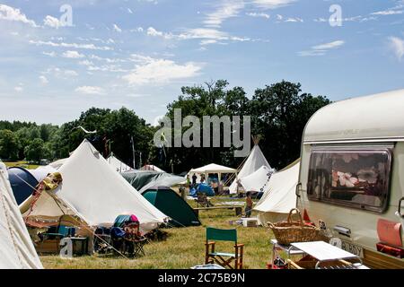 Terrain de camping avec tentes et caravane rétro dans un camping festival, Norfolk Banque D'Images