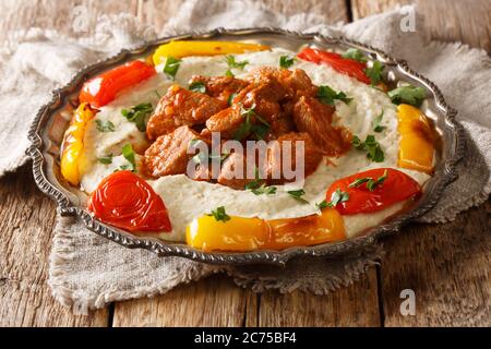 Agneau turc AliNazik kebab sauce rouge avec purée d'aubergine dans l'assiette sur la table. Horizontale Banque D'Images