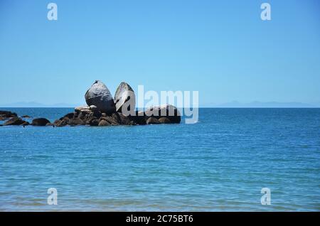 Split Apple Rock est une formation de roche géologique dans la baie de Tasman, au large de la côte nord de l'île du Sud de la Nouvelle-Zélande. Banque D'Images