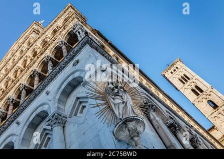 Soirée lumière du soleil sur le Campanile avec Madonna et enfant sur Chiesa di San Michele, Lucca, Toscane, Italie Banque D'Images