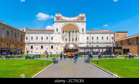 CITÉ DU VATICAN - 07 MAI 2018 : sphère au sein de la sphère - sculpture en bronze du sculpteur italien Arnaldo Pomodoro. Cour des musées de la Pigna du Vatican, Cité du Vatican. Banque D'Images