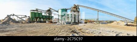 Système de transport et de construction dans une gravière - mine à ciel ouvert de sable et gravier Banque D'Images