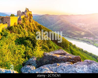 Ruines du château d'Aggstein sunse à temps. Vallée de la Wachau le Danube, en Autriche. Banque D'Images