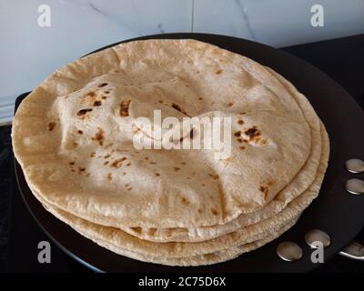 pain indien ou rôti à base de farine de blé entier ou pâte de farine de retrouvaille sans levure ajoutée Banque D'Images