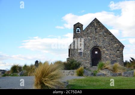 L'église du bon Berger sur les rives du lac Tekapo, sur l'île du Sud de la Nouvelle-Zélande, est une petite église anglicane utilisée par diverses dénominatio Banque D'Images