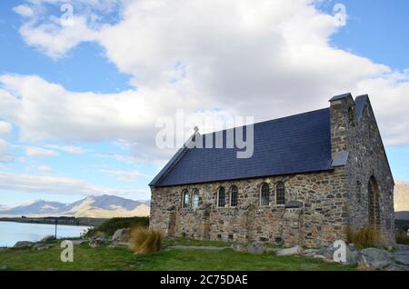 L'église du bon Berger sur les rives du lac Tekapo, sur l'île du Sud de la Nouvelle-Zélande, est une petite église anglicane utilisée par diverses dénominatio Banque D'Images