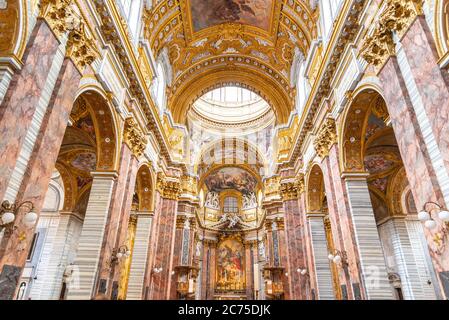 ROME, ITALIE - 05 MAI 2019 : plafond pittoresque de la basilique San Carlo al Corso à Rome, Italie. Banque D'Images