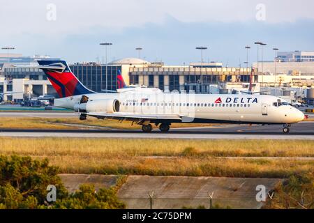 Los Angeles, Californie - 14 avril 2019 : avion Boeing 717-200 de Delta Air Lines à l'aéroport international de Los Angeles (LAX) en Californie. Boeing est Banque D'Images