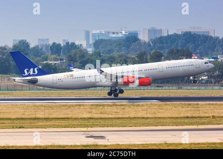 Beijing, Chine - 2 octobre 2019 : avion Airbus A340-300 de SAS Scandinavian Airlines à l'aéroport de Beijing Capital (PEK) en Chine. Airbus est un a européen Banque D'Images