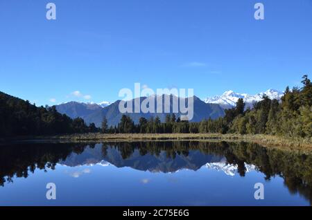 Le lac Matheson, près du glacier Fox dans le sud de la Westland, en Nouvelle-Zélande, est célèbre pour ses vues réfléchis sur Aoraki/Mount Cook et le mont Tasman. Banque D'Images