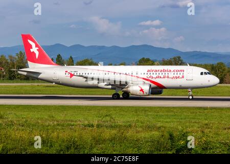 Mulhouse, France - 31 août 2019 : avion Airbus A320 d'Air Arabia Maroc à l'aéroport EuroAirport de Bâle Mulhouse (EAP) en France. Airbus est un européen Banque D'Images