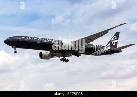 Londres, Royaume-Uni - 10 juillet 2019: Air New Zealand Boeing 777-300ER avion London Heathrow Airport (LHR) tous les Noirs de la décoration spéciale dans l'unité Banque D'Images